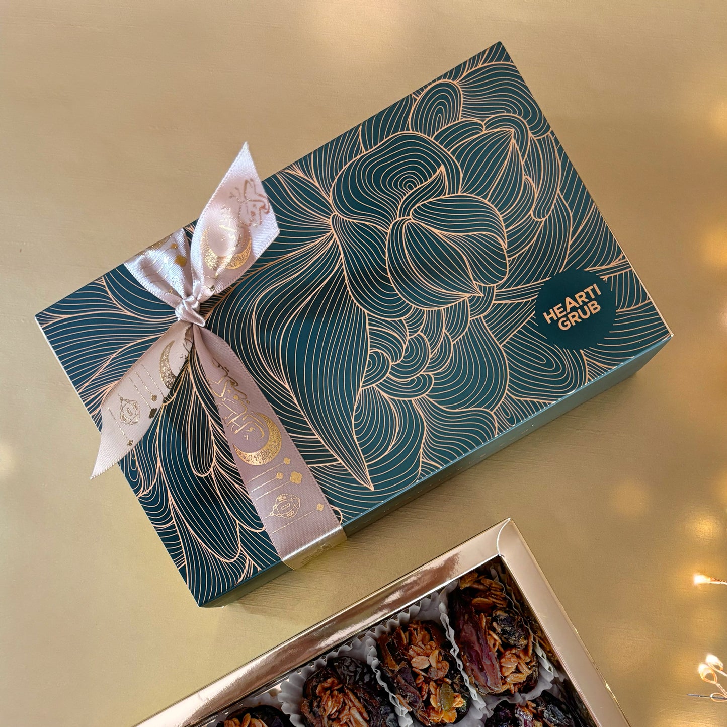 Jumbo Medjool dates stuffed with creamy almond butter and crunchy granola. Luxury Thoughtful Gifting. Delivery throughout UAE. Wholesome snack. Ramadan, gifting, or everyday enjoyment. Made by HeartiGrub