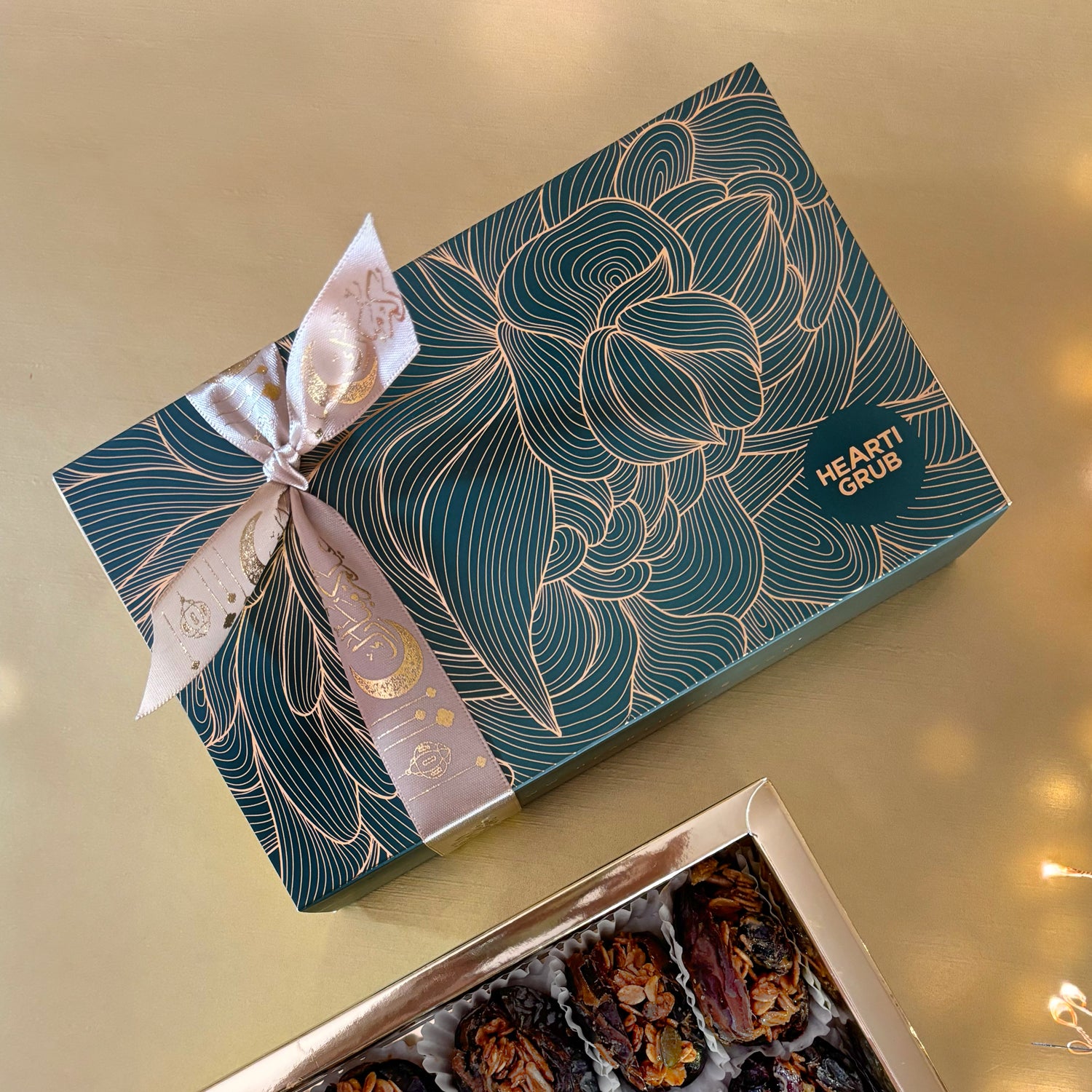 Jumbo Medjool dates stuffed with creamy almond butter and crunchy granola. Luxury Thoughtful Gifting. Delivery throughout UAE. Wholesome snack. Ramadan, gifting, or everyday enjoyment. Made by HeartiGrub