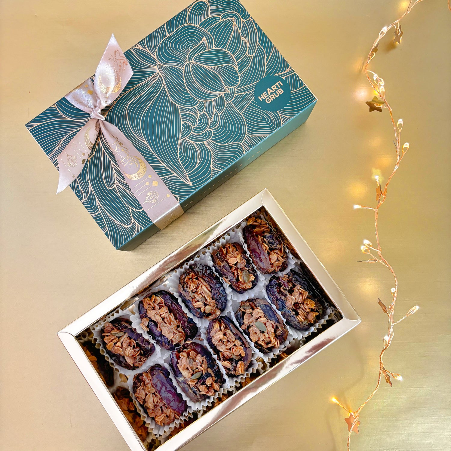 Jumbo Medjool dates stuffed with creamy almond butter and crunchy granola. Luxury Thoughtful Gifting. Delivery throughout UAE. Wholesome snack. Ramadan, gifting, or everyday enjoyment. Made by HeartiGrub