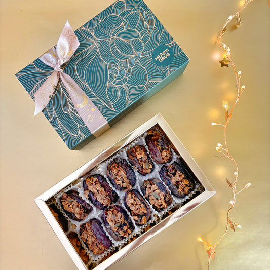 Jumbo Medjool dates stuffed with creamy almond butter and crunchy granola. Luxury Thoughtful Gifting. Delivery throughout UAE. Wholesome snack. Ramadan, gifting, or everyday enjoyment. Made by HeartiGrub